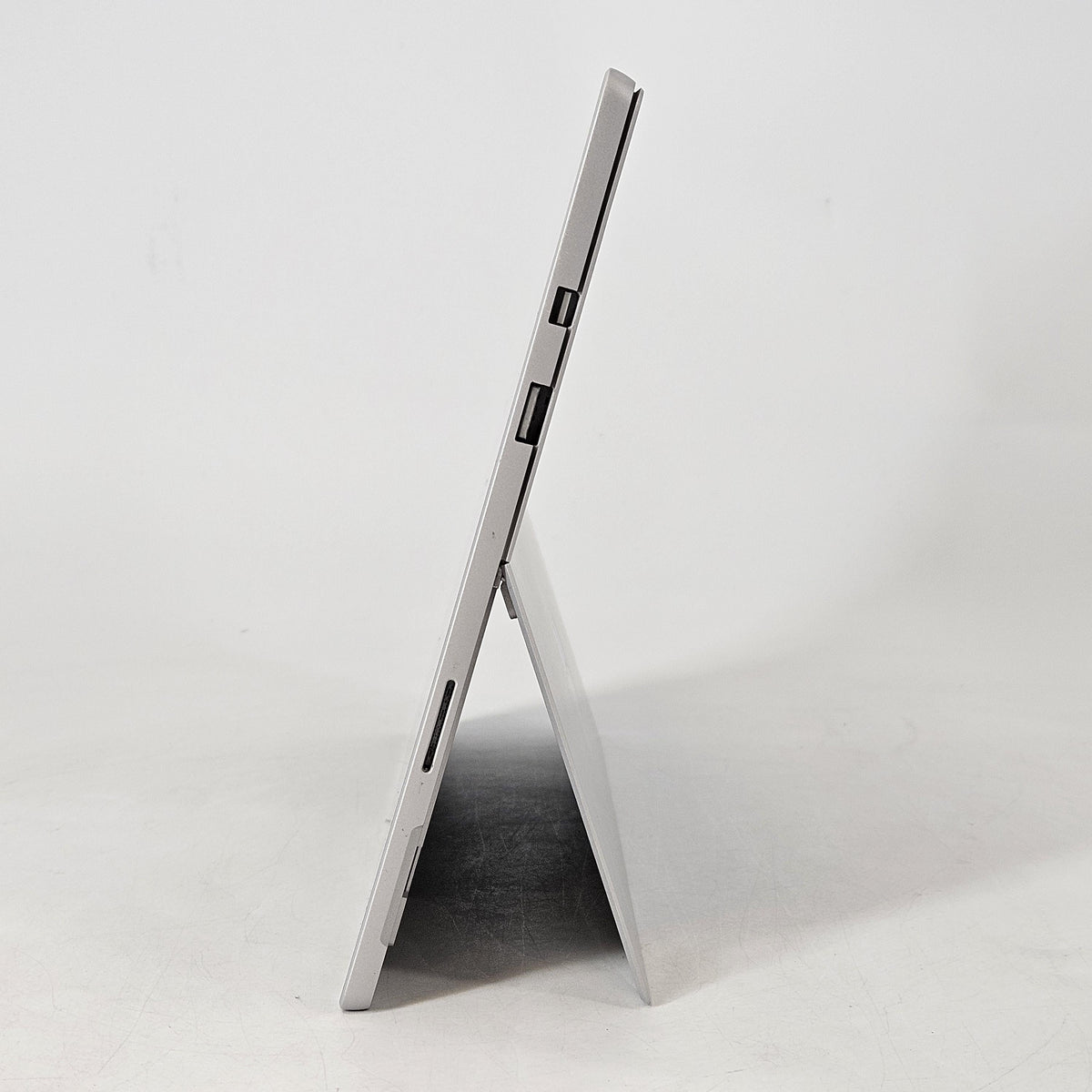 Microsoft Surface Pro 5 12.3 Silver WiFi 2.5 GHz Intel Core i7 7th Gen. 8GB RAM 256GB Solid State Drive