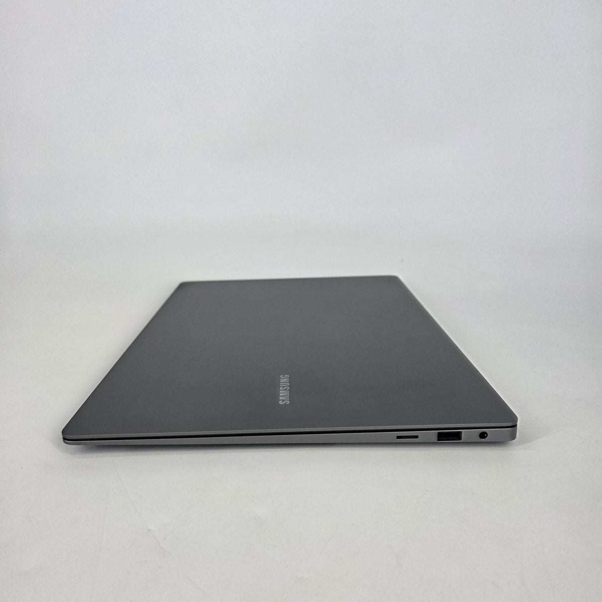 Samsung Galaxy Book5 Pro 16 Gray 2.2 GHz Intel Core Ultra 7 Series 2 16GB RAM 1TB Solid State Drive