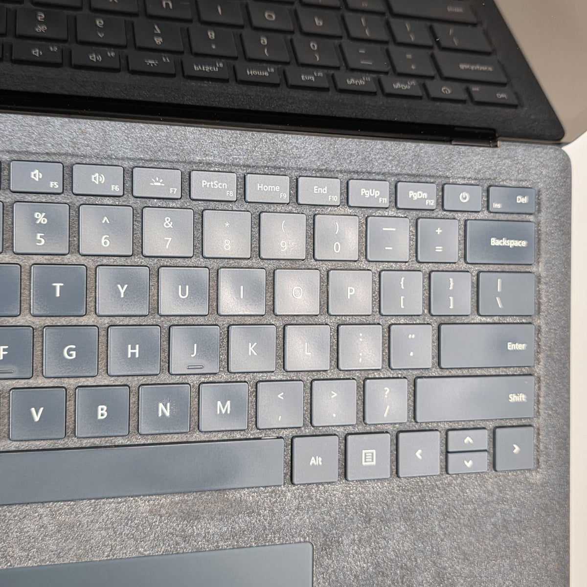 Microsoft Surface Laptop 1 13.5 Blue 2.5 GHz Intel Core i7 7th Gen. 8GB RAM 256GB Solid State Drive