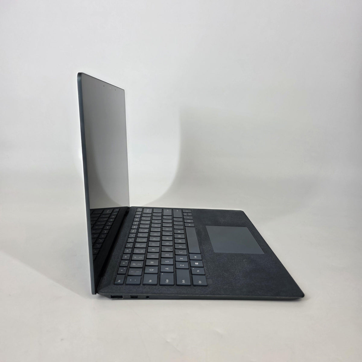 Microsoft Surface Laptop 1 13.5 Blue 2.5 GHz Intel Core i7 7th Gen. 8GB RAM 256GB Solid State Drive