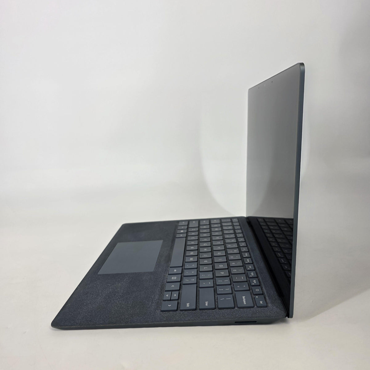 Microsoft Surface Laptop 1 13.5 Blue 2.5 GHz Intel Core i7 7th Gen. 8GB RAM 256GB Solid State Drive