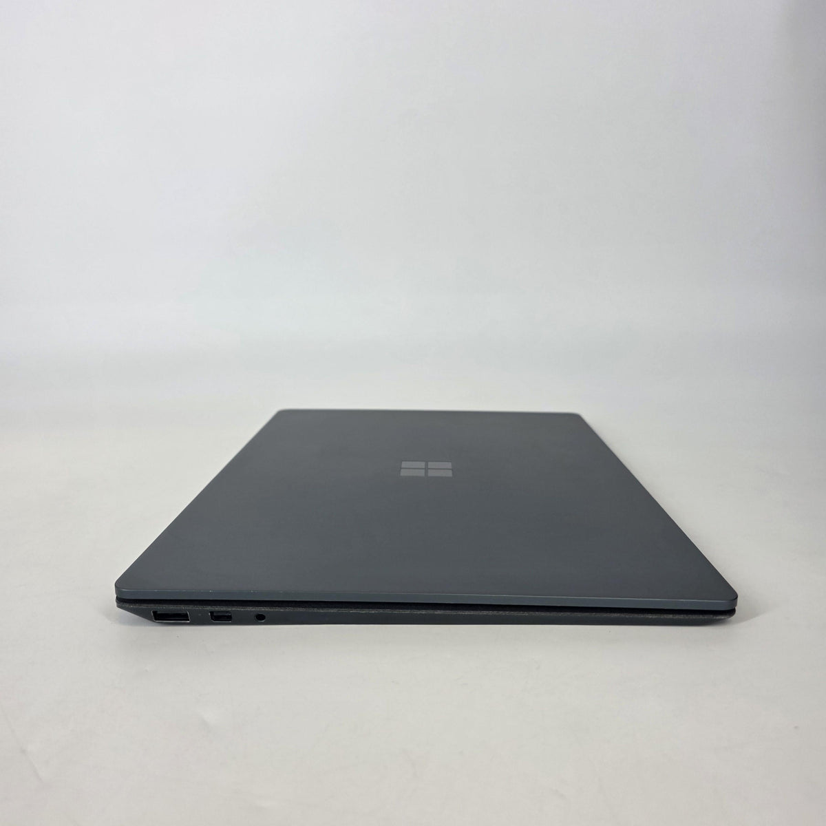 Microsoft Surface Laptop 1 13.5 Blue 2.5 GHz Intel Core i7 7th Gen. 8GB RAM 256GB Solid State Drive