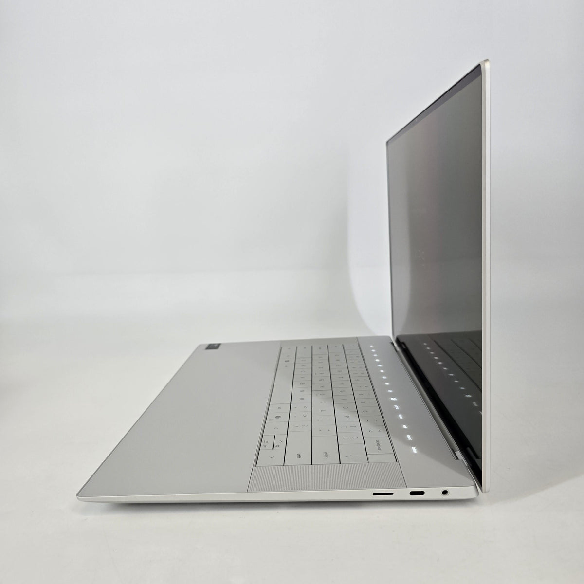 Dell XPS 16 9640 Platinum 2.5 GHz Intel Core Ultra 9 32GB RAM 1TB Solid State Drive NVIDIA GeForce RTX 4060 8 GB