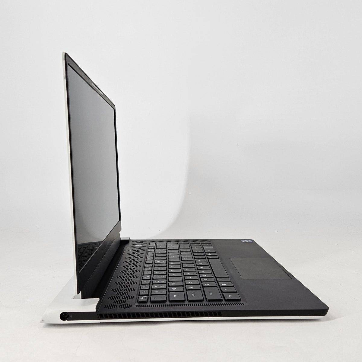 Dell Alienware X15 R1 White 2.5 GHz Intel Core i9 11th Gen. 32GB RAM 1TB Solid State Drive NVIDIA GeForce RTX 3070 8 GB