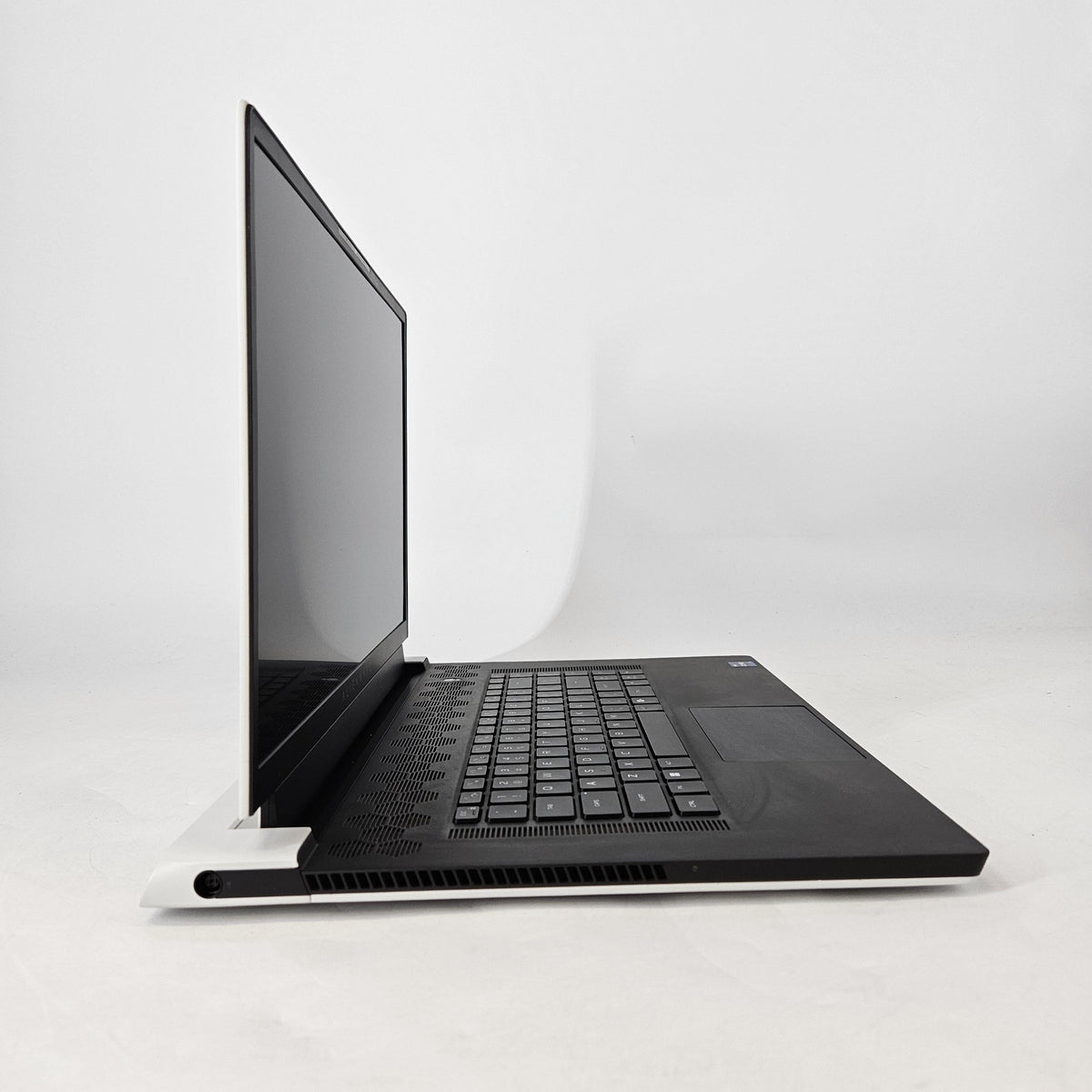Dell Alienware X17 R2 White 2.5 GHz Intel Core i9 12th Gen. 32GB RAM 1TB Solid State Drive NVIDIA GeForce RTX 3080 Ti 16 GB