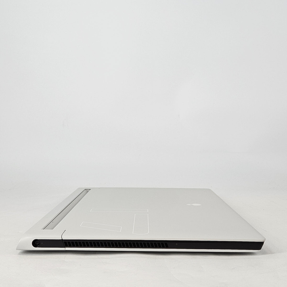 Dell Alienware X17 R2 White 2.5 GHz Intel Core i9 12th Gen. 32GB RAM 1TB Solid State Drive NVIDIA GeForce RTX 3080 Ti 16 GB