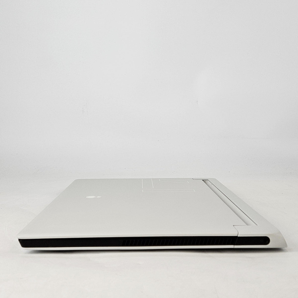 Dell Alienware X17 R2 White 2.5 GHz Intel Core i9 12th Gen. 32GB RAM 1TB Solid State Drive NVIDIA GeForce RTX 3080 Ti 16 GB