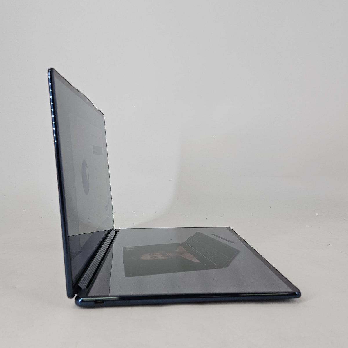 Lenovo Yoga Book 9i 13.3 Blue 2.0 GHz Intel Core Ultra 7 Series 2 16GB RAM 1TB Solid State Drive