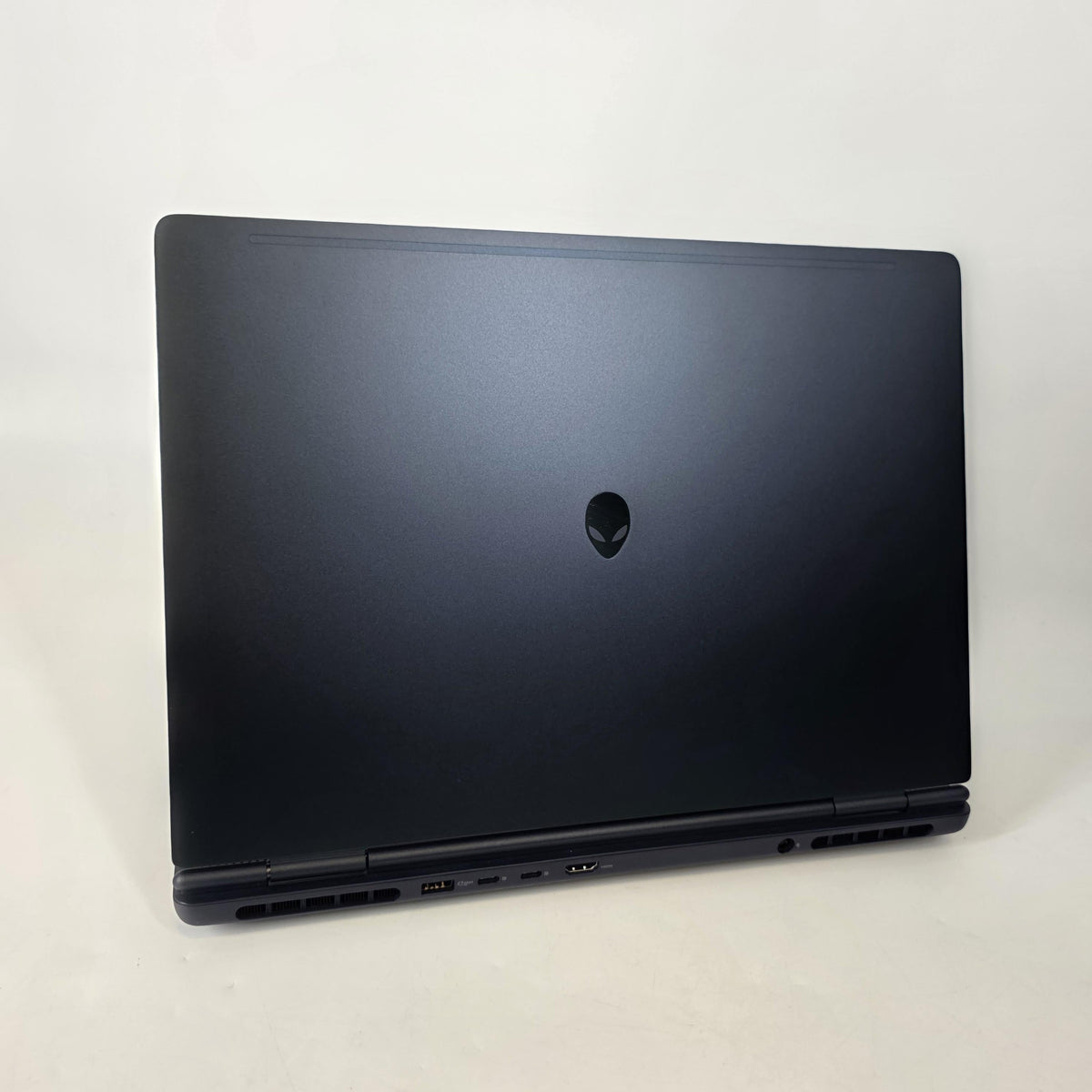 Dell Alienware 16 Aurora Interstellar Indigo 2.5 GHz Intel Core 7 Series 2 16GB RAM 1TB Solid State Drive NVIDIA GeForce RTX 5060 8 GB
