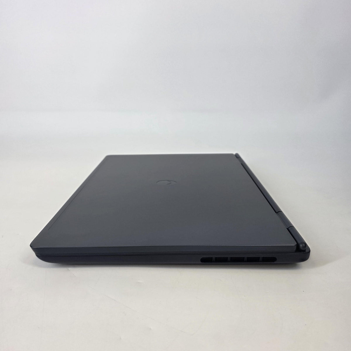 Dell Alienware 16 Aurora Interstellar Indigo 2.5 GHz Intel Core 7 Series 2 16GB RAM 1TB Solid State Drive NVIDIA GeForce RTX 5060 8 GB