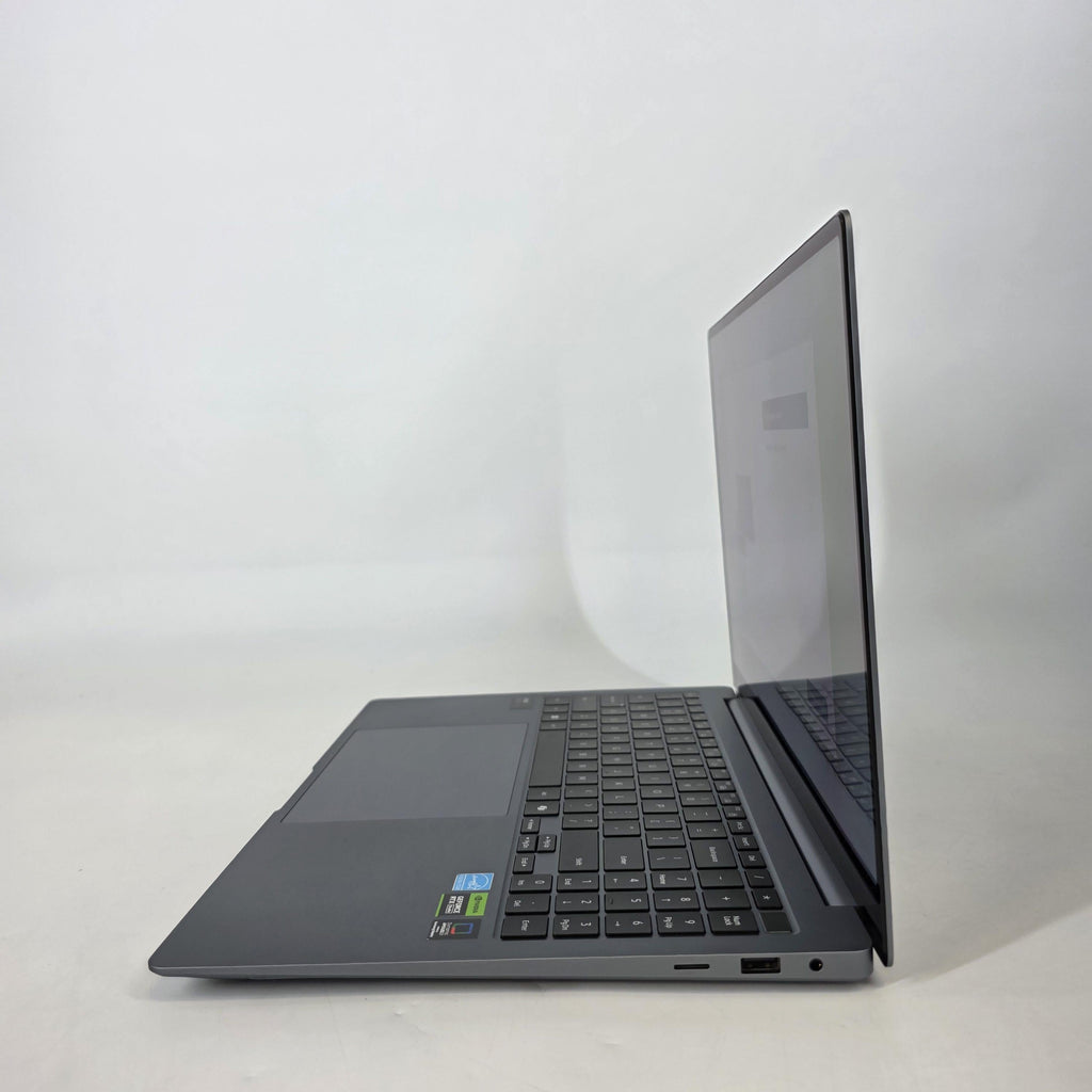 Galaxy Book4 Ultra 16 Gray 2.5 GHz Intel Core Ultra 9 32GB RAM 1TB Solid State Drive NVIDIA GeForce RTX 4070 8 GB