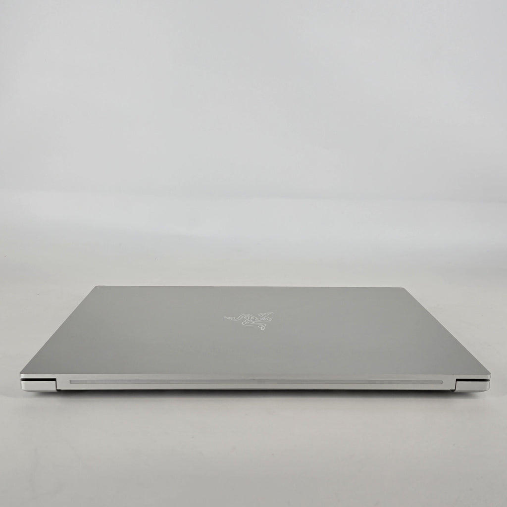Razer Blade 15 Studio Edition 2020 Silver 2.3 GHz Intel Core i7 10th Gen. 32GB RAM 1TB Solid State Drive NVIDIA Quadro RTX 5000 16 GB