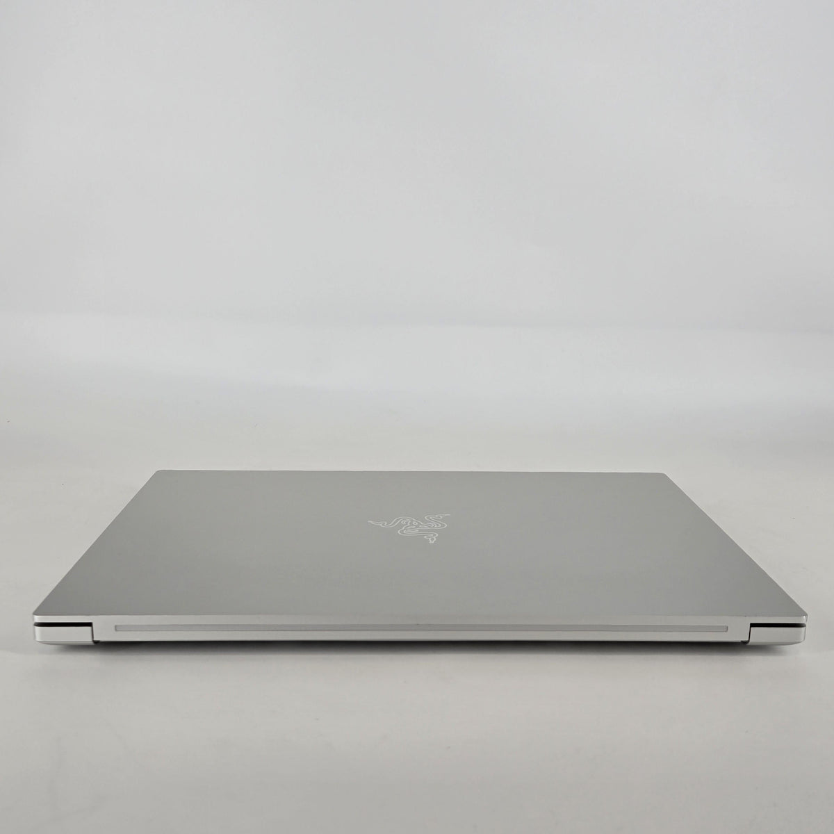 Razer Blade 15 Studio Edition 2020 Silver 2.3 GHz Intel Core i7 10th Gen. 32GB RAM 1TB Solid State Drive NVIDIA Quadro RTX 5000 16 GB