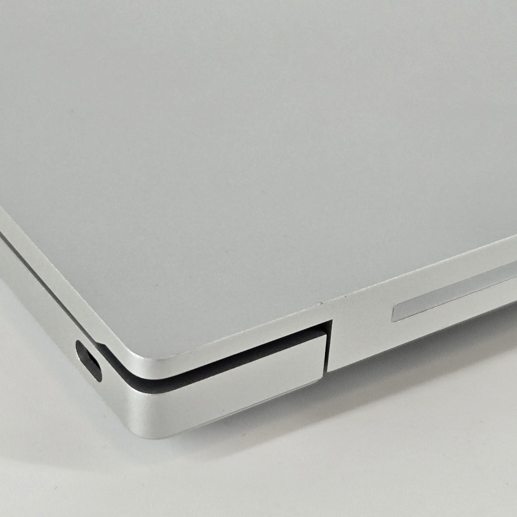 Razer Blade 15 Studio Edition 2020 Silver 2.3 GHz Intel Core i7 10th Gen. 32GB RAM 1TB Solid State Drive NVIDIA Quadro RTX 5000 16 GB