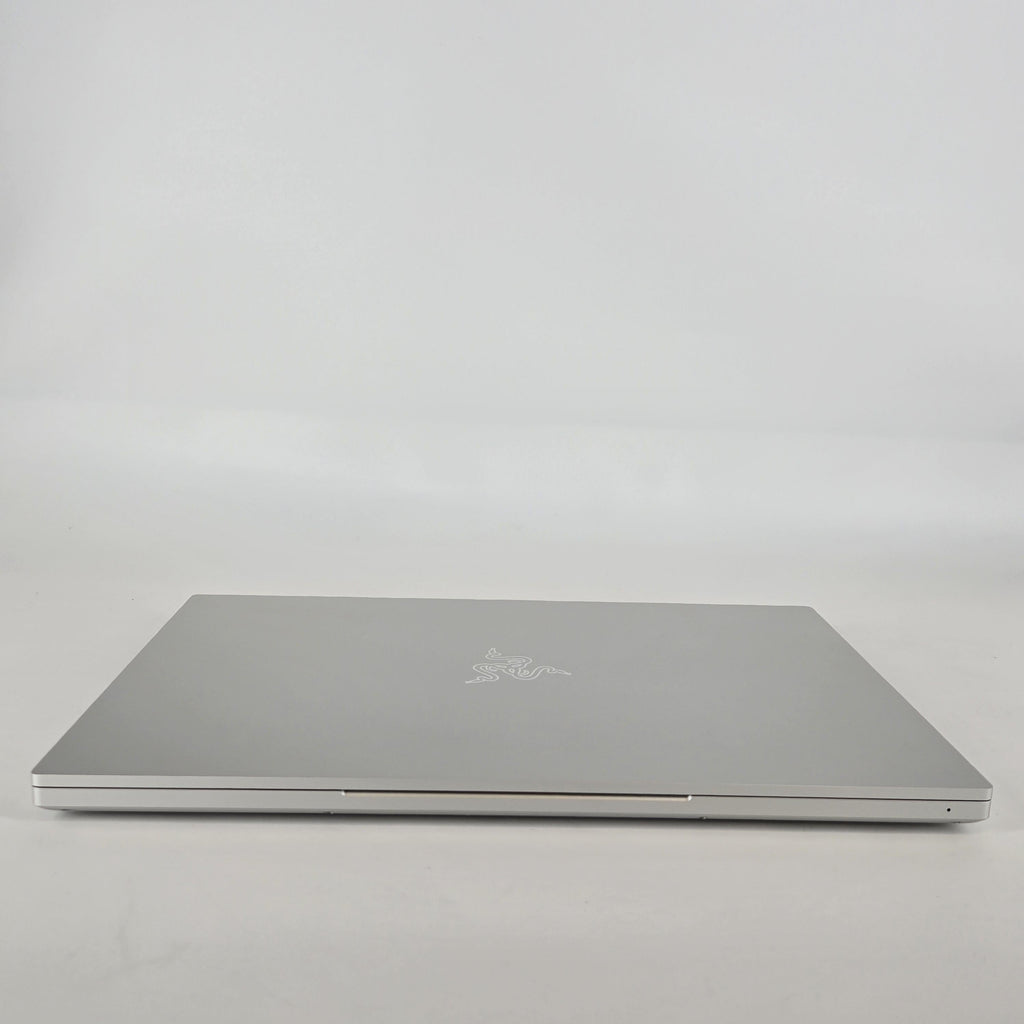 Razer Blade 15 Studio Edition 2020 Silver 2.3 GHz Intel Core i7 10th Gen. 32GB RAM 1TB Solid State Drive NVIDIA Quadro RTX 5000 16 GB
