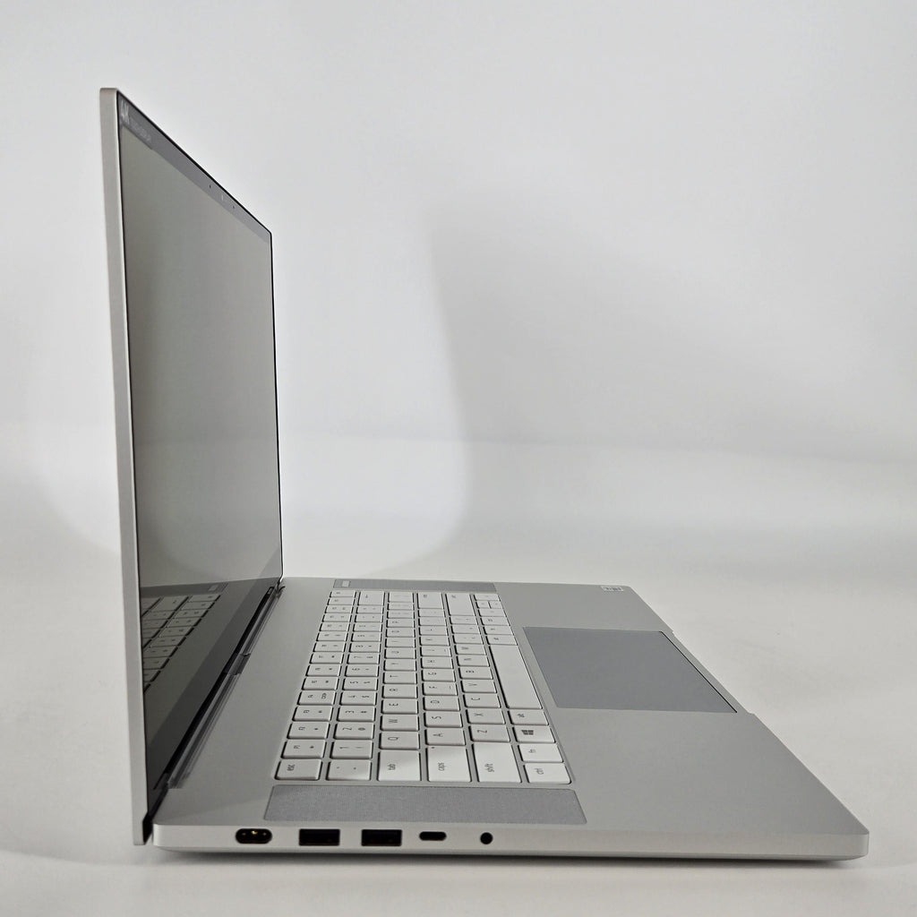 Razer Blade 15 Studio Edition 2020 Silver 2.3 GHz Intel Core i7 10th Gen. 32GB RAM 1TB Solid State Drive NVIDIA Quadro RTX 5000 16 GB