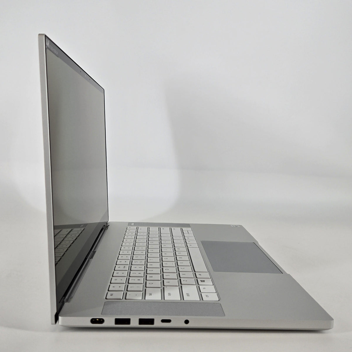 Razer Blade 15 Studio Edition 2020 Silver 2.3 GHz Intel Core i7 10th Gen. 32GB RAM 1TB Solid State Drive NVIDIA Quadro RTX 5000 16 GB