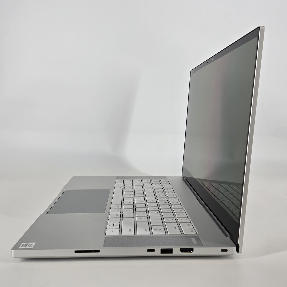 Razer Blade 15 Studio Edition 2020 Silver 2.3 GHz Intel Core i7 10th Gen. 32GB RAM 1TB Solid State Drive NVIDIA Quadro RTX 5000 16 GB
