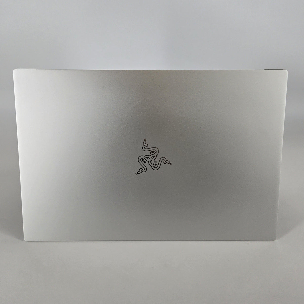 Razer Blade 15 Studio Edition 2020 Silver 2.3 GHz Intel Core i7 10th Gen. 32GB RAM 1TB Solid State Drive NVIDIA Quadro RTX 5000 16 GB