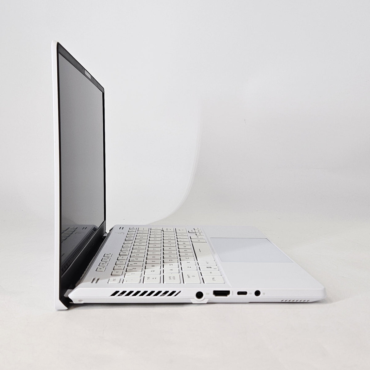 ROG Zephyrus G14 GA402 14 White 3.3 GHz AMD Ryzen 9 6900HS 16GB RAM 2TB Solid State Drive AMD Radeon RX 6700S 8 GB