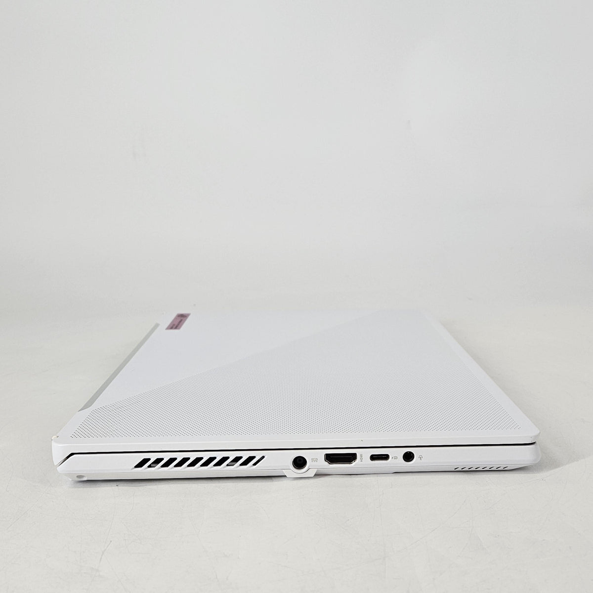 ROG Zephyrus G14 GA402 14 White 3.3 GHz AMD Ryzen 9 6900HS 16GB RAM 2TB Solid State Drive AMD Radeon RX 6700S 8 GB
