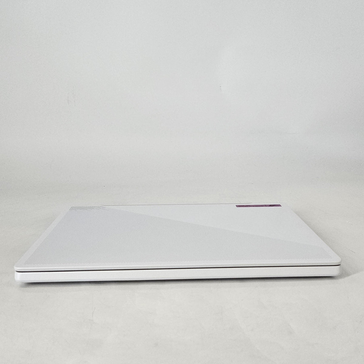 ROG Zephyrus G14 GA402 14 White 3.3 GHz AMD Ryzen 9 6900HS 16GB RAM 2TB Solid State Drive AMD Radeon RX 6700S 8 GB