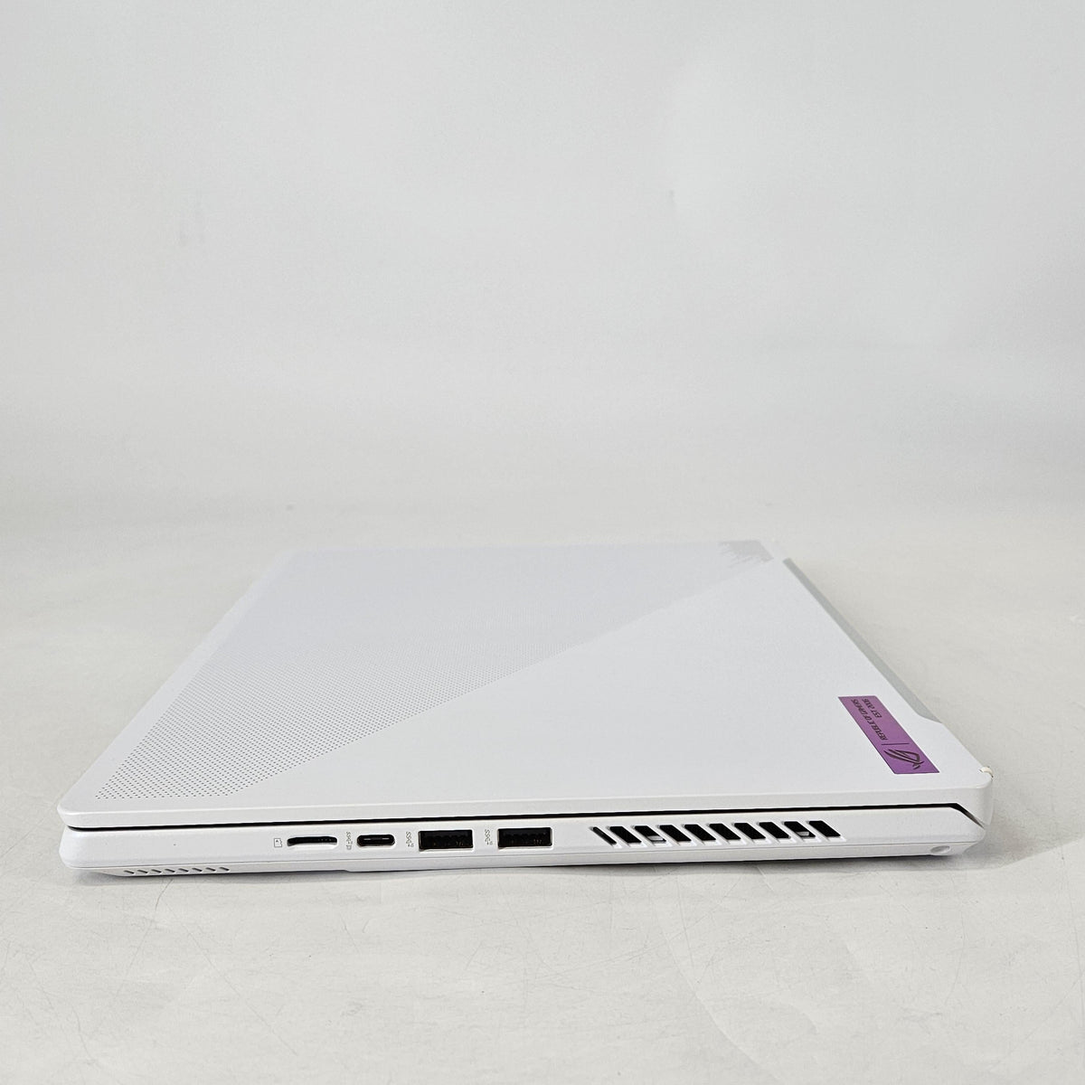 ROG Zephyrus G14 GA402 14 White 3.3 GHz AMD Ryzen 9 6900HS 16GB RAM 2TB Solid State Drive AMD Radeon RX 6700S 8 GB