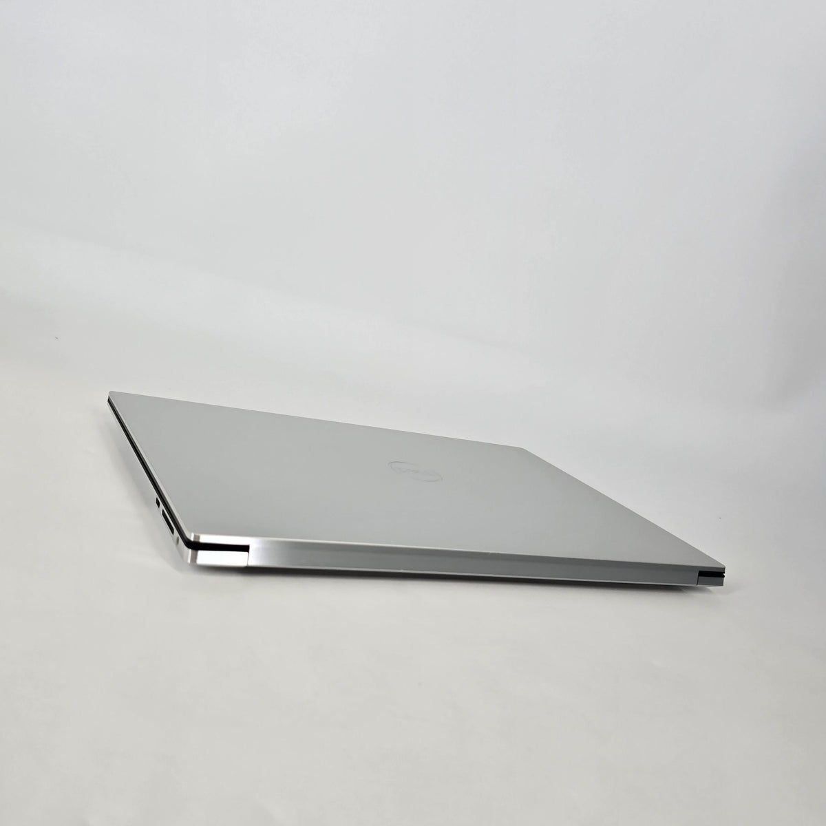 Dell XPS 15 9520 Silver 2.5 GHz Intel Core i9 12th Gen. 32GB RAM 1TB Solid State Drive NVIDIA GeForce RTX 3050 Ti 4 GB