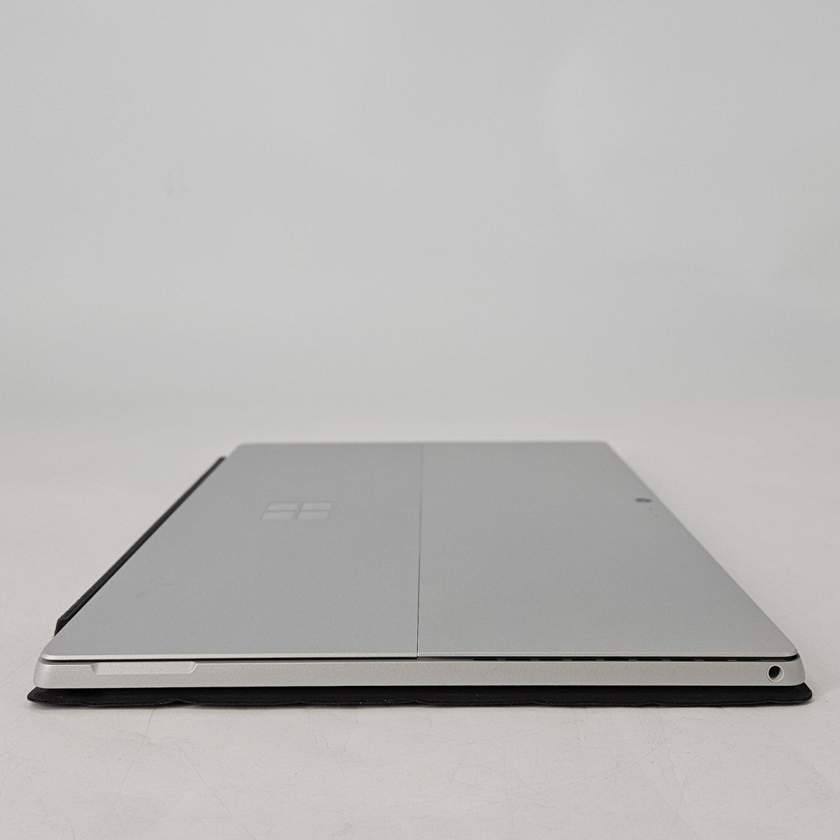 Surface Pro 5 12.3 Silver 2.6 GHz Intel Core i5 7th Gen. 8GB RAM 256GB Solid State Drive