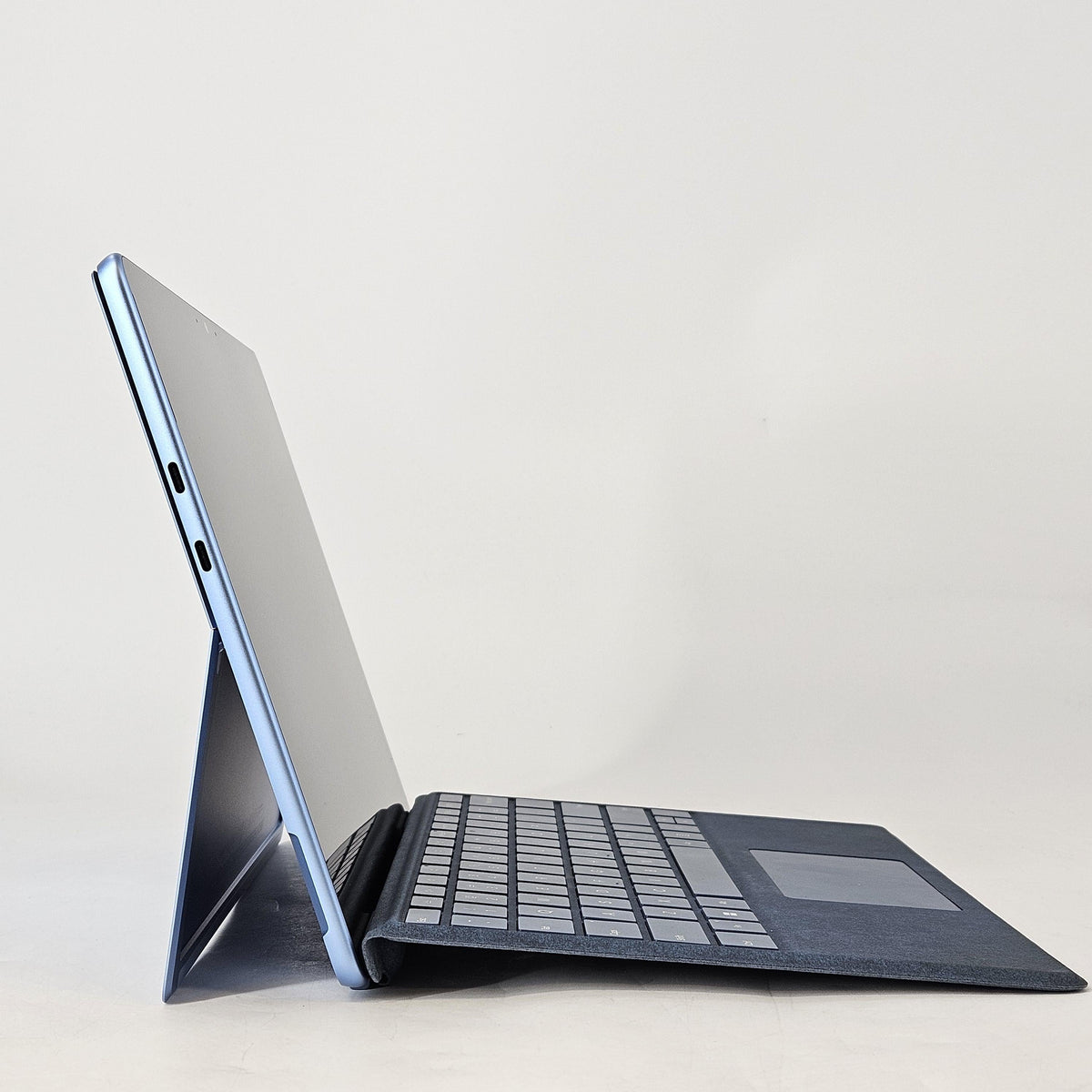 Surface Pro 9 13 Sapphire WiFi 2.6 GHz Intel Core i7 12th Gen. 16GB RAM 256GB Solid State Drive