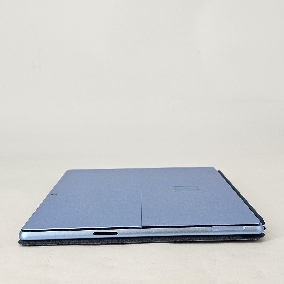 Surface Pro 9 13 Sapphire WiFi 2.6 GHz Intel Core i7 12th Gen. 16GB RAM 256GB Solid State Drive