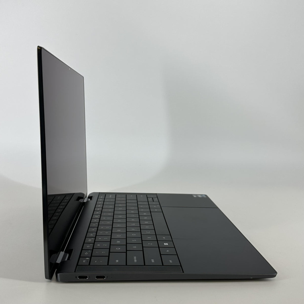 Dell Latitude 9440 (2-in-1) 14 Gray 1.8 GHz Intel Core i7 13th Gen. 32GB RAM 512GB Solid State Drive