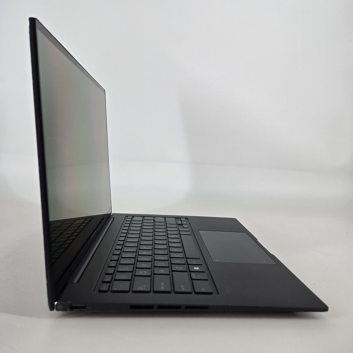 Asus Zenbook 14 Blue 2.4 GHz Intel Core i7 13th Gen. 16GB RAM 512GB Solid State Drive