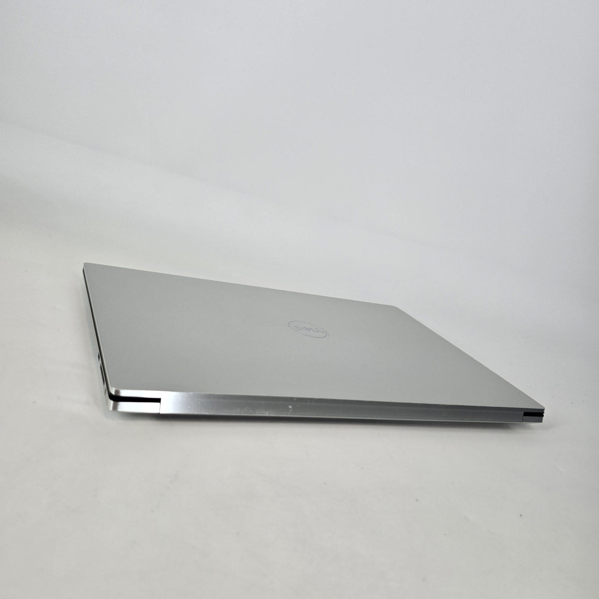 XPS 15 9510 Silver 2.3 GHz Intel Core i7 11th Gen. 16GB RAM 512GB Solid State Drive NVIDIA GeForce RTX 3050 Ti 4 GB