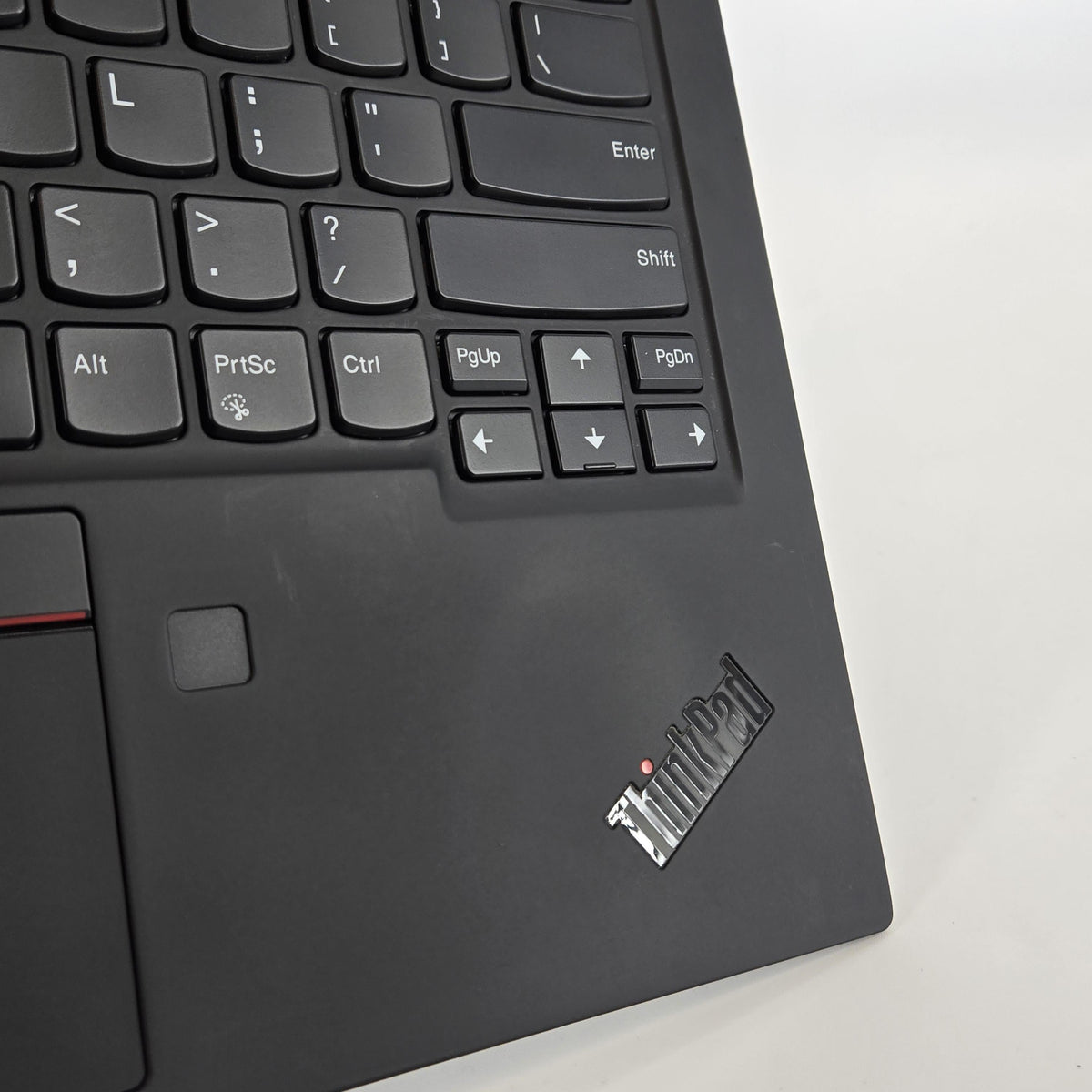 Lenovo ThinkPad X1 Carbon Gen 7 14 Black 1.6 GHz Intel Core i5 8th Gen. 8GB RAM 256GB Solid State Drive