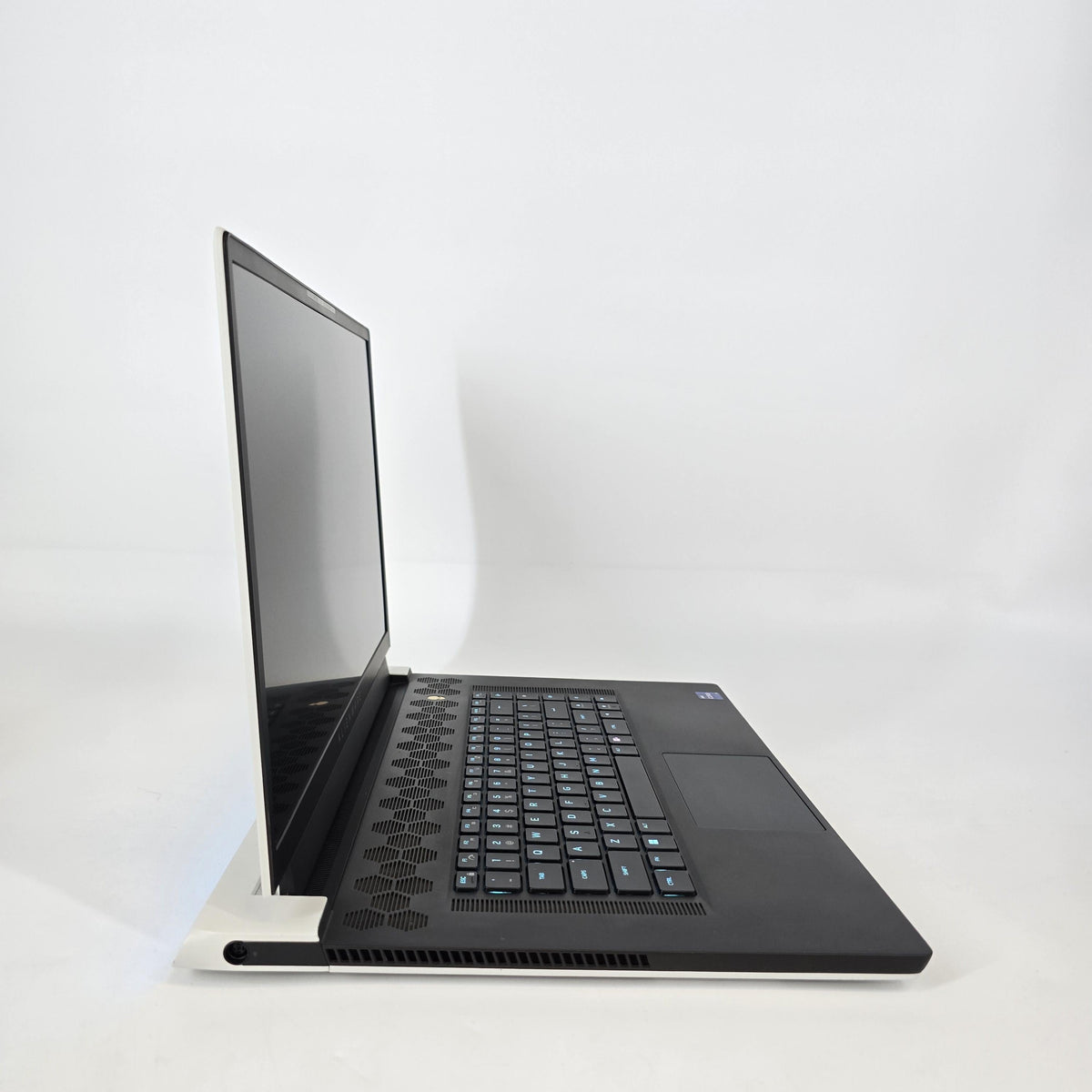 Alienware X17 R2 White 2.5 GHz Intel Core i9 12th Gen. 64GB RAM 2TB Solid State Drive NVIDIA GeForce RTX 3080 Ti 16 GB