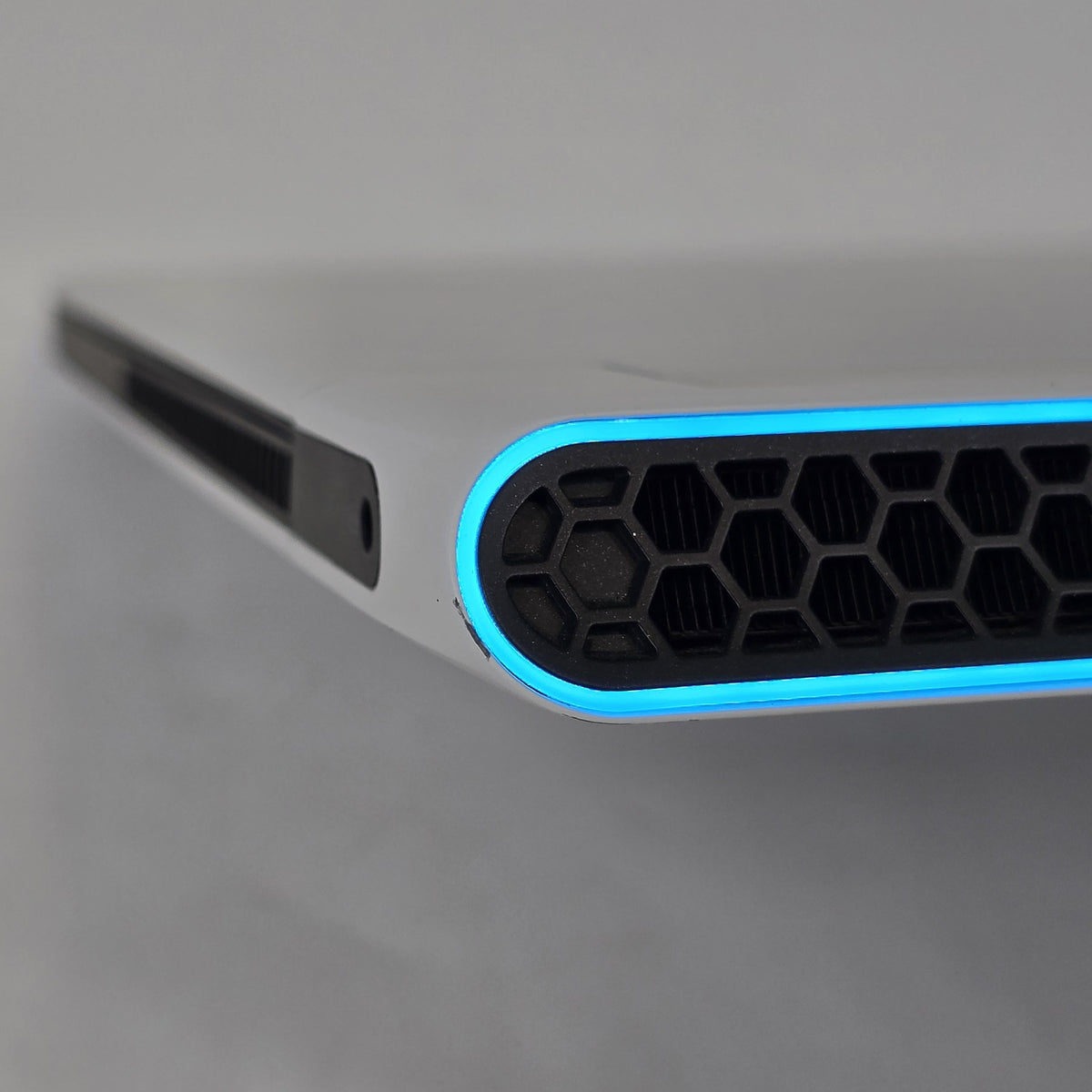Alienware X17 R2 White 2.5 GHz Intel Core i9 12th Gen. 64GB RAM 2TB Solid State Drive NVIDIA GeForce RTX 3080 Ti 16 GB