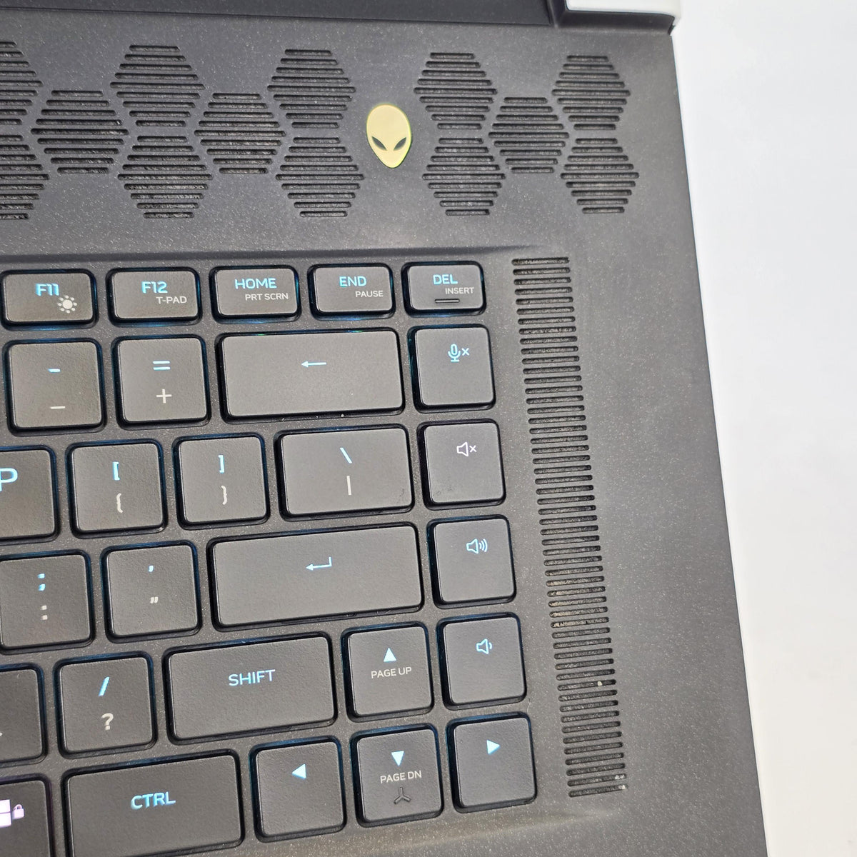 Alienware X17 R2 White 2.5 GHz Intel Core i9 12th Gen. 64GB RAM 2TB Solid State Drive NVIDIA GeForce RTX 3080 Ti 16 GB