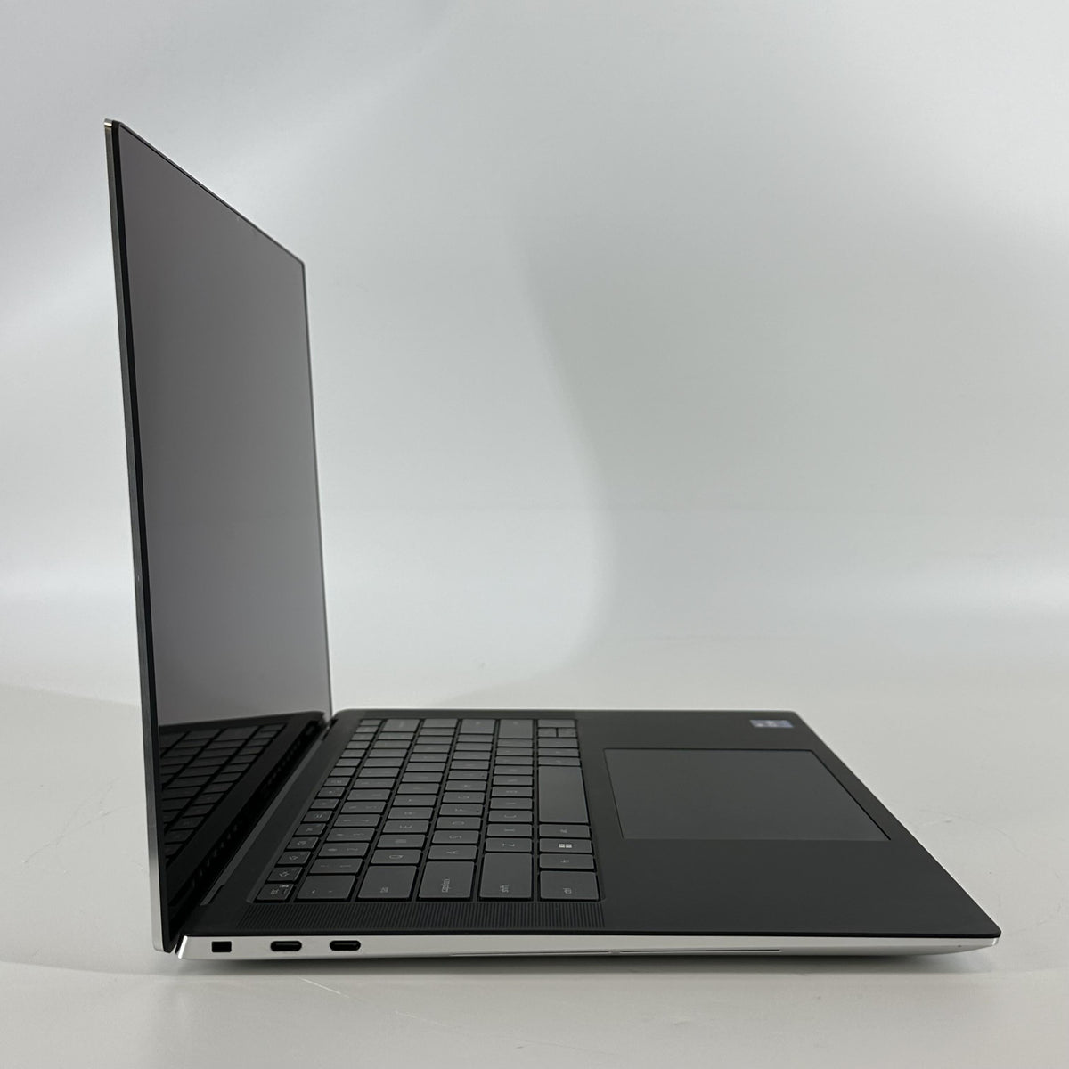 Dell XPS 15 9520 Silver 2.5 GHz Intel Core i9 12th Gen. 32GB RAM 1TB Solid State Drive NVIDIA GeForce RTX 3050 Ti 4 GB
