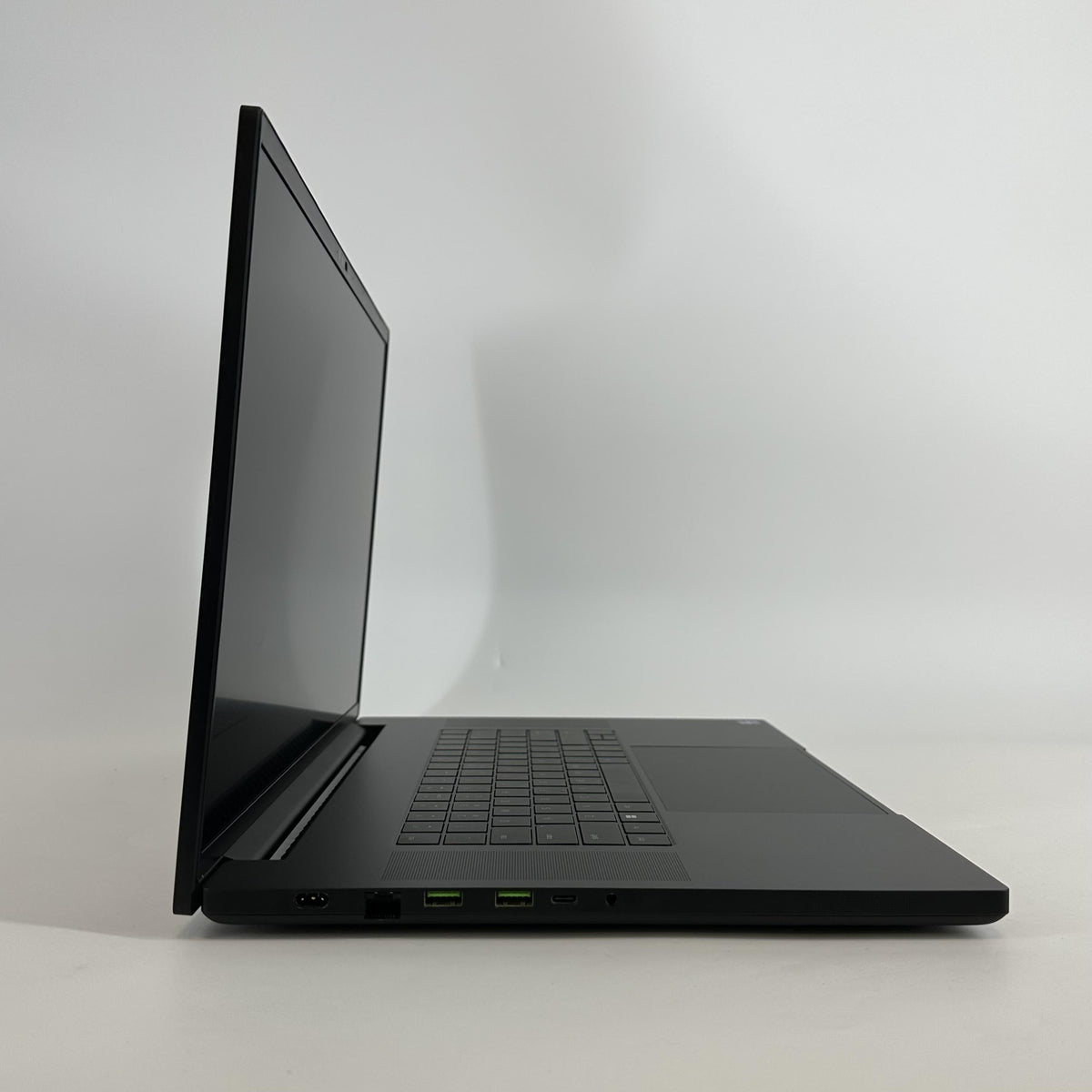 Razer Blade 18 2024 Black 2.2 GHz Intel Core i9 14th Gen. 64GB RAM 2TB Solid State Drive 2TB Solid State Drive NVIDIA GeForce RTX 4090 16 GB