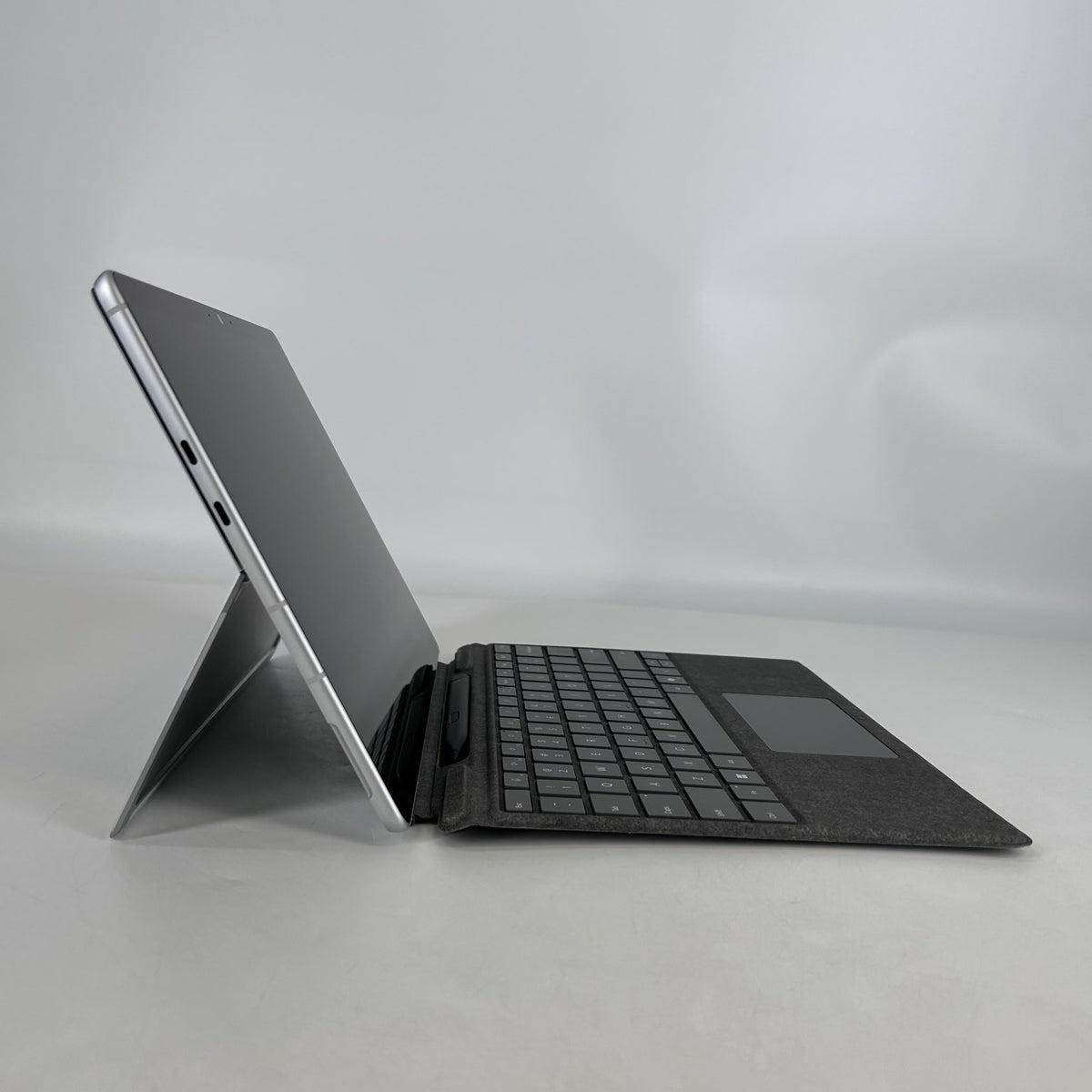 Microsoft Surface Pro 10 13 Silver Unlocked 2.1 GHz Intel Core Ultra 7 32GB RAM 512GB Solid State Drive