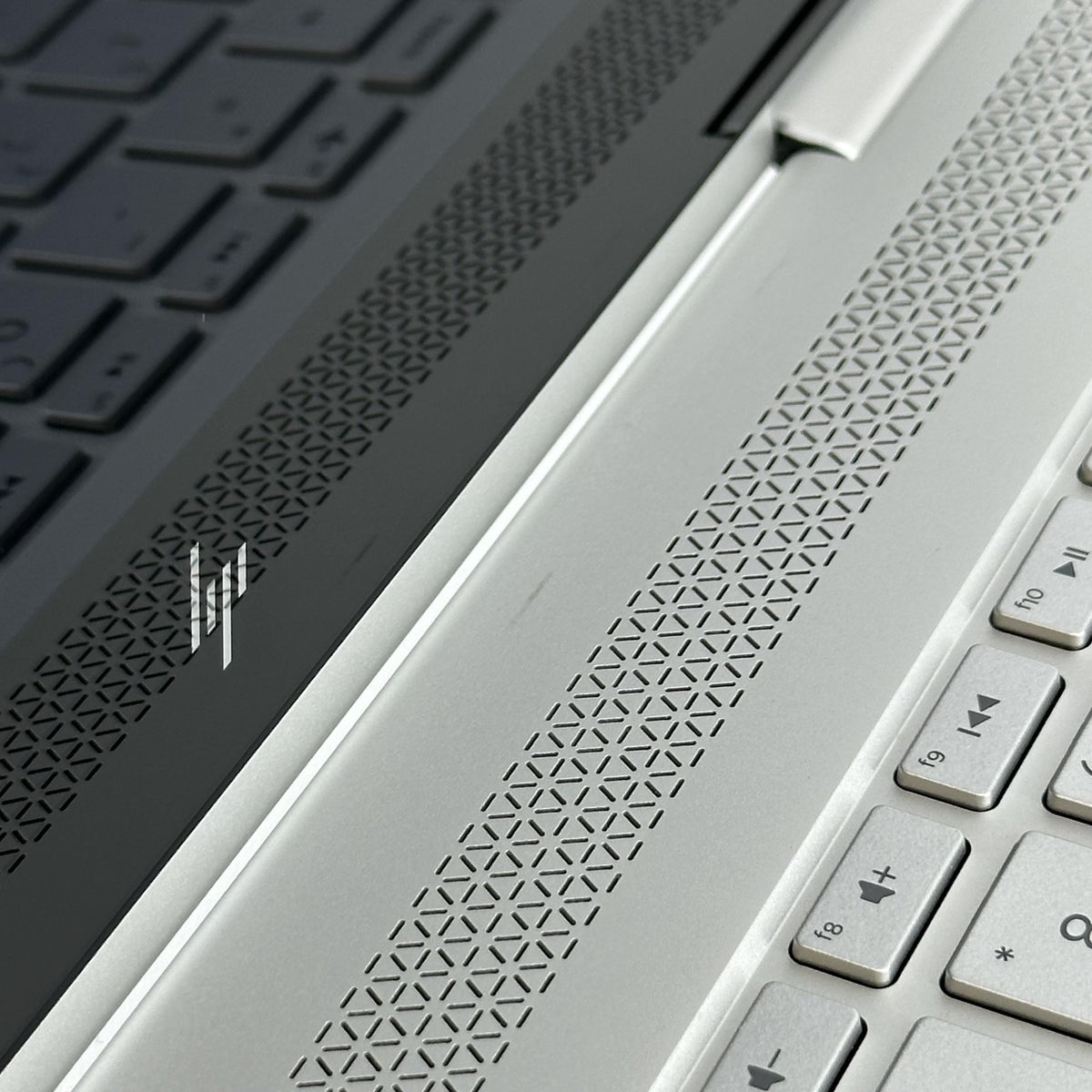 HP Spectre 13 x360 Silver 2.7 GHz Intel Core i7 7th Gen. 16GB RAM 512GB Solid State Drive