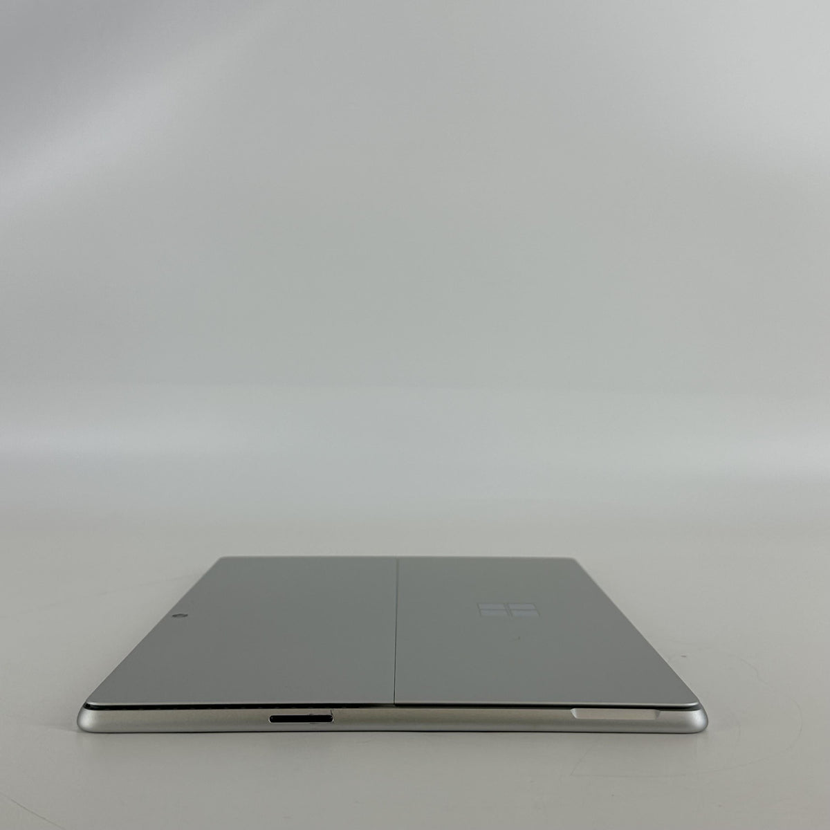 Microsoft Surface Pro 9 13 Silver WiFi 2.5 GHz Intel Core i5 12th Gen. 8GB RAM 256GB Solid State Drive