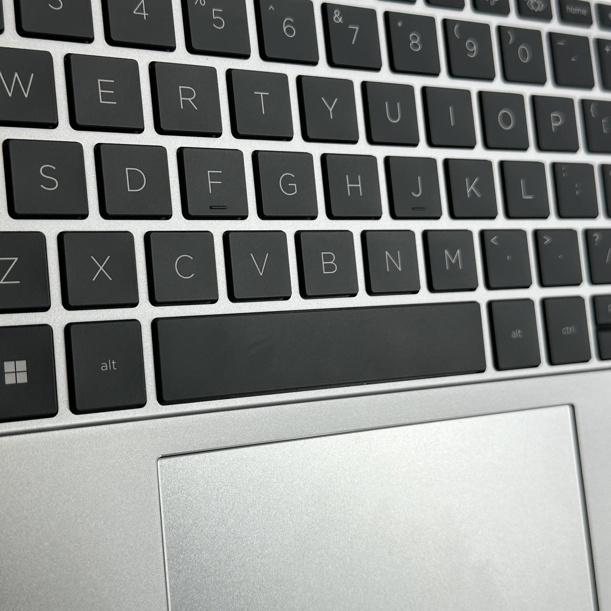 HP Elitebook 840 G10 14 Silver 1.9 GHz Intel Core i7 13th Gen. 16GB RAM 512GB Solid State Drive
