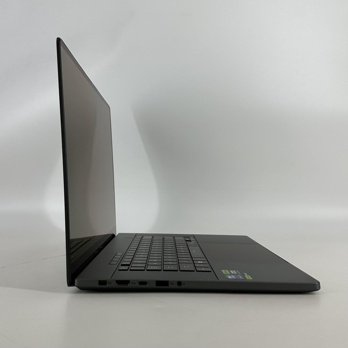 Asus ROG Zephyrus G16 GU605 16 Black 2.9 GHz Intel Core Ultra 9 Series 2 32GB RAM 2TB Solid State Drive NVIDIA GeForce RTX 5090 24 GB