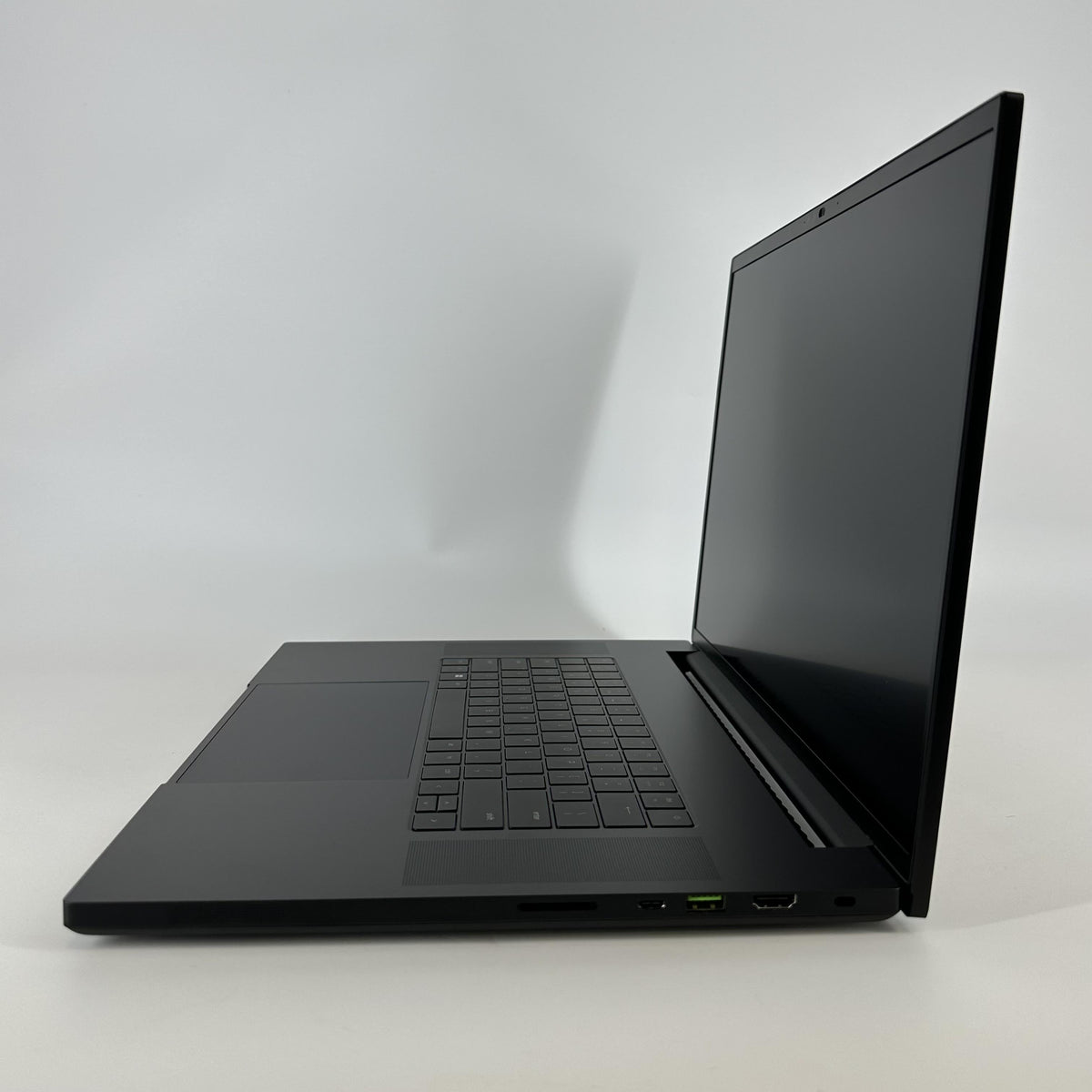 Razer Blade 18 2024 Black 2.2 GHz Intel Core i9 14th Gen. 64GB RAM 2TB Solid State Drive 2TB Solid State Drive NVIDIA GeForce RTX 4090 16 GB