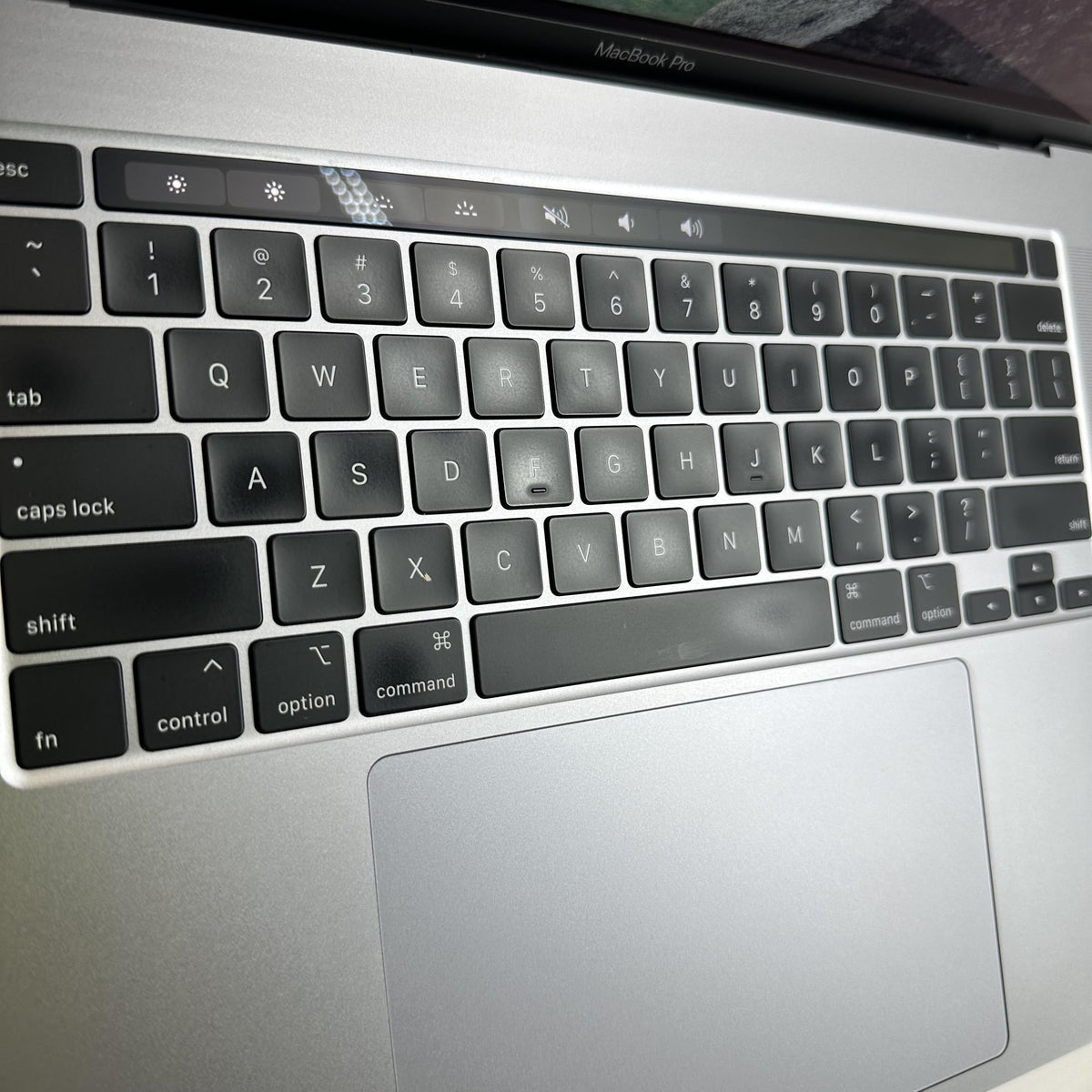 Apple MacBook Pro 16 Touch Bar 2019 Space Gray 2.4 GHz Intel Core i9 9th Gen. 32GB RAM 1TB Solid State Drive AMD Radeon Pro 5500M 8 GB