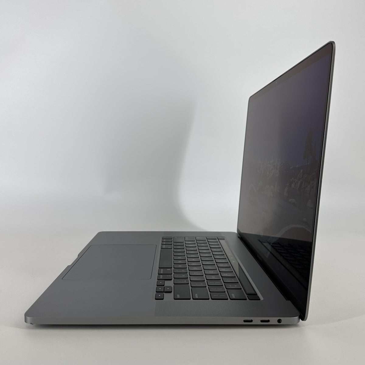 Apple MacBook Pro 16 Touch Bar 2019 Space Gray 2.4 GHz Intel Core i9 9th Gen. 32GB RAM 1TB Solid State Drive AMD Radeon Pro 5500M 8 GB