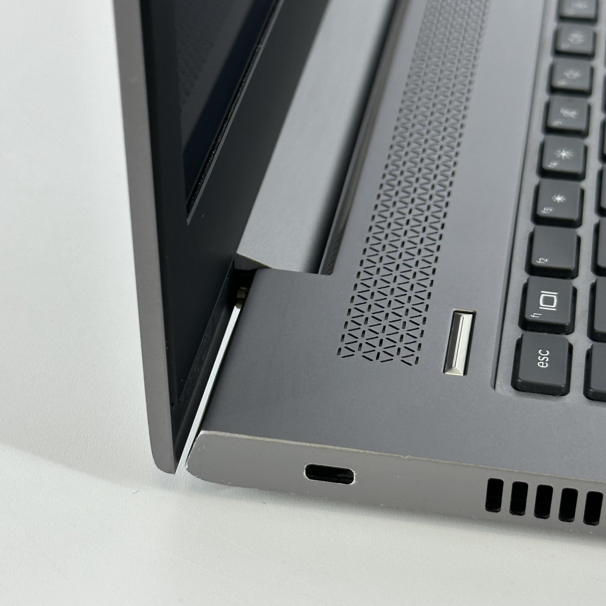 HP ZBook 15u G6 Gray 1.8 GHz Intel Core i7 8th Gen. 16GB RAM 512GB Solid State Drive AMD Radeon Pro WX3200 4 GB