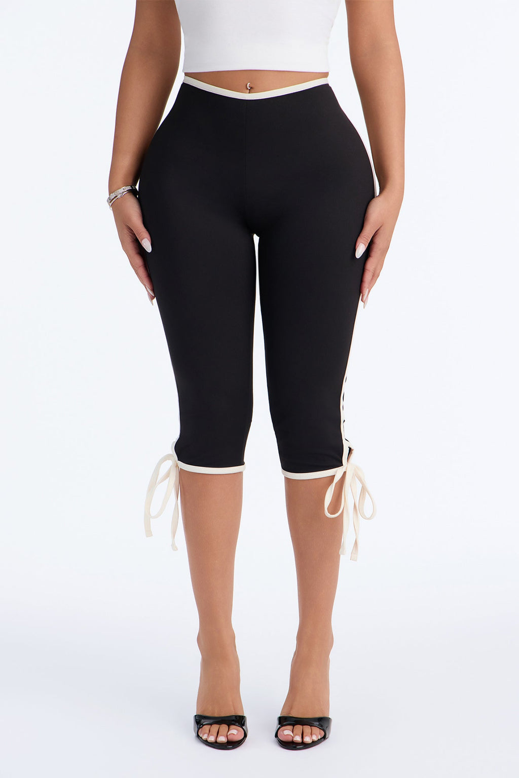 Scout Low Rise Contrast Side Tie Capri Leggings - Black/White